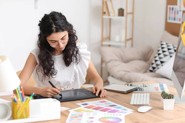 Ofiste çalışan grafik tasarımcısı