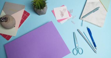 Renk arkaplanına kesilmiş kalp kağıtları yerleştiriliyor