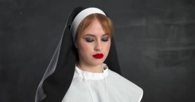 Esmer arka planda uyuşturucu kullanan seksi rahibe.