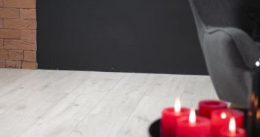 Siyah arka planda şarap içen seksi rahibe.