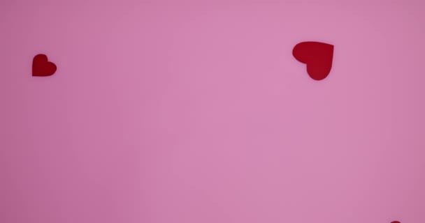 Inimi Hârtie Roșie Care Cad Fundal Color — Videoclip de stoc