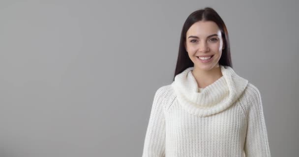 Hermosa Joven Haciendo Corazón Con Sus Manos Sobre Fondo Gris — Vídeo de stock