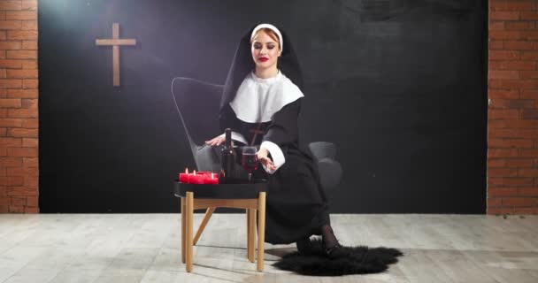 Sexy Nonne Boire Vin Sur Fond Sombre — Video