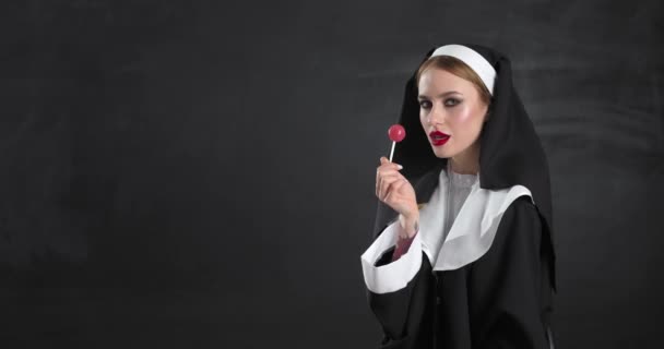 Сексуальная Монахиня Леденцом Тёмном Фоне — стоковое видео