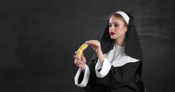 Сексуальная Монахиня Ест Банан Тёмном Фоне — стоковое видео