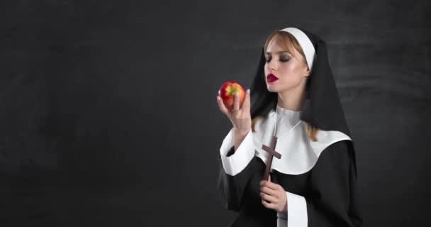 Sexig Nunna Äta Äpple Mörk Bakgrund — Stockvideo