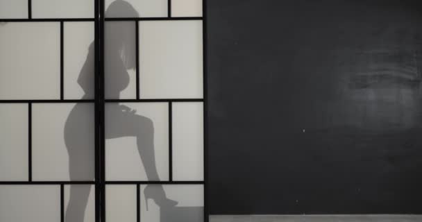 セクシー若い女性置く上のストッキングと出てくる後ろからザ 屏風で修道女の習慣 — ストック動画