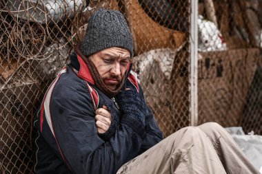 Zavallı evsiz adam, kış günü dışarıda.