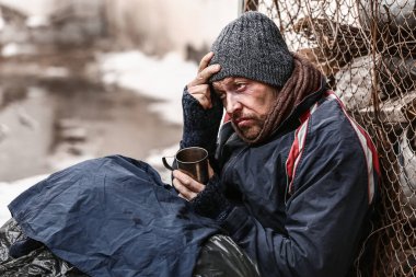 Zavallı evsiz adam, kış günü dışarıda.