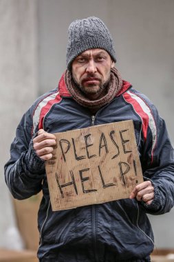 Zavallı evsiz adam kış günü dışarıda yemek için yalvarıyor.