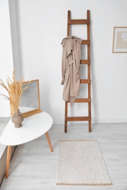 Modern koridorun içinde şık bir halı.