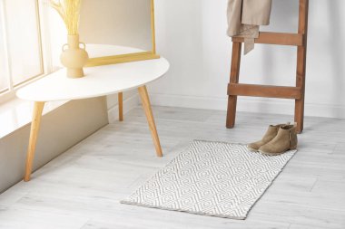 Modern koridorun içinde şık bir halı.