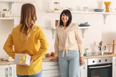 Yetişkin kız, anneler gününde evde annesini selamlıyor.