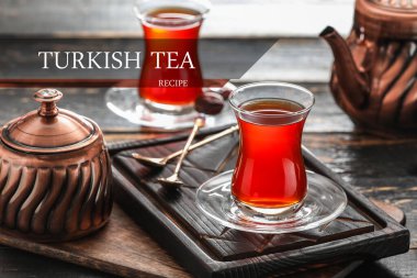 Tahta masada bir bardak sıcak Türk çayı.