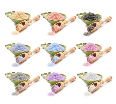 Beyaz arka planda farklı deniz tuzu olan kaseler