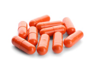 Beyaz arka planda zerdeçal hapları