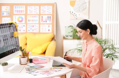 Ofiste çalışan grafik tasarımcısı