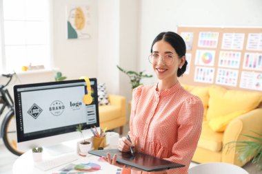 Ofiste çalışan grafik tasarımcısı