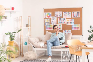 Ofiste çalışan grafik tasarımcısı