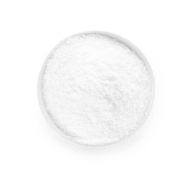 Beyaz arkaplanda bir kase tuz