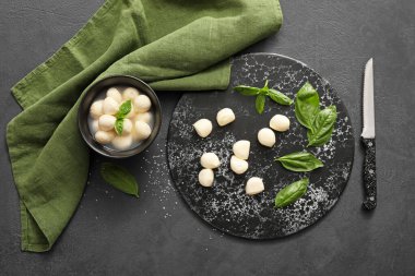 Koyu arkaplanda mozzarella peyniri olan kompozisyon