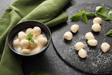 Koyu arkaplanda mozzarella peyniri olan kompozisyon