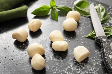 Koyu arkaplanda Mozzarella peyniri