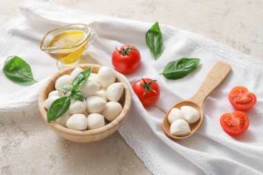 Grunge arka planında mozzarella peyniri olan kompozisyon