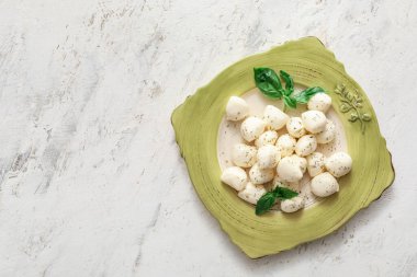 Grunge arka planında mozzarella peyniri olan tabak