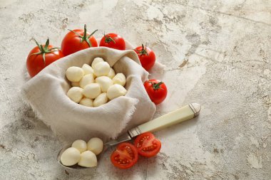 Grunge arka planında mozzarella peyniri olan kompozisyon