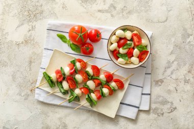 Mozarella peyniri, domates ve fesleğen karışımı.