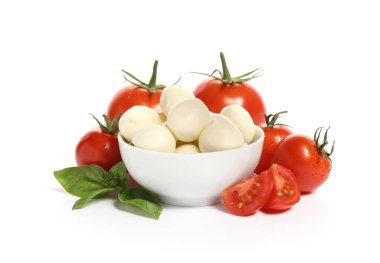 Beyaz arka planda mozarella peyniri ve domatesli kase.