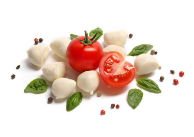 Beyaz zemin üzerinde mozzarella peyniri olan kompozisyon