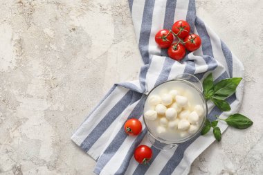Arka planda mozzarella peyniri olan bir kase.