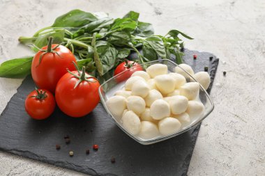 Grunge arka planında mozzarella peyniri olan kompozisyon