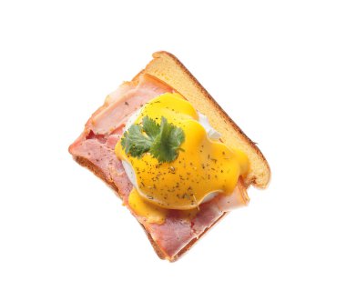 Beyaz arka planda lezzetli bir Benedict yumurtası.