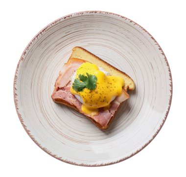 Beyaz arka planda lezzetli yumurtalı Benedict tabağı