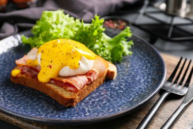 Benedict yumurtası tabakta, yakın plan.
