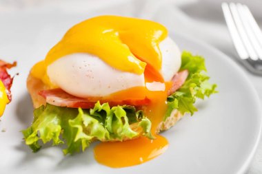 Benedict yumurtası tabakta, yakın plan.