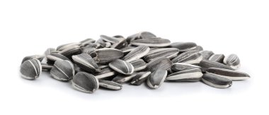 Beyaz arkaplanda ayçiçeği tohumları