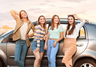 Modern arabanın yanında mutlu genç kadınlar