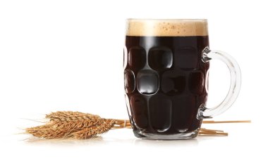 Beyaz arka planda bir bardak taze bira.