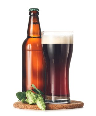 Beyaz arka planda bir şişe ve bir bardak taze bira.