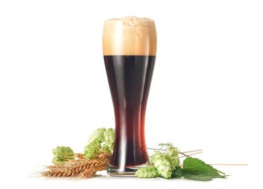 Beyaz arka planda bir bardak taze bira.