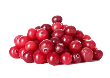 Beyaz arkaplanda taze kızılcık