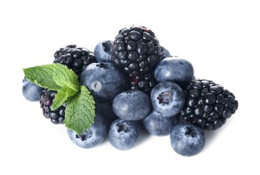 Beyaz arka planda taze olgun meyveler.