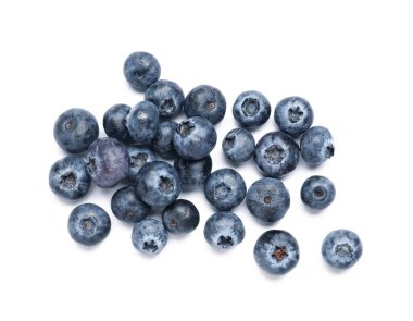 Beyaz arka planda taze olgun yaban mersini.