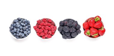 Beyaz arka planda farklı taze böğürtlenli kaseler