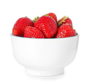 Beyaz arka planda taze olgun çilekli kase.