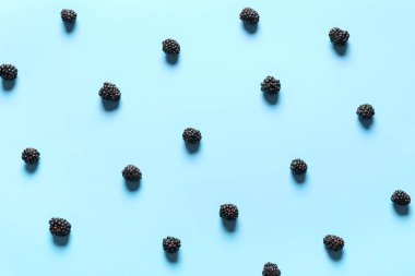 Renkli arkaplanda taze olgun böğürtlen